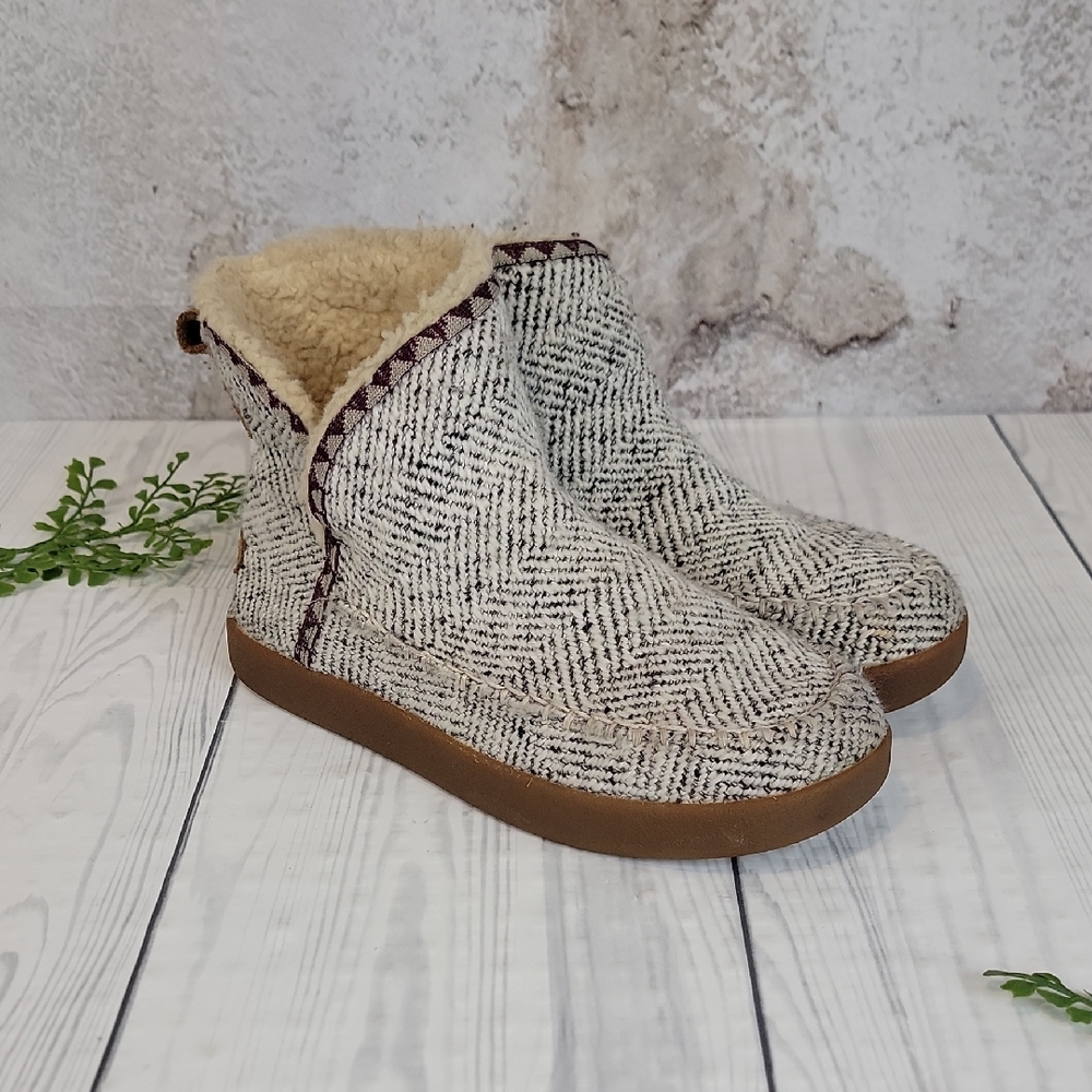 Sanuk Women's Herringbone Slippers in Cream and Tan